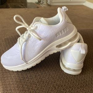 Woman’s White Running shoe size 38 equal to size 7. Like New! Very comfortable!!